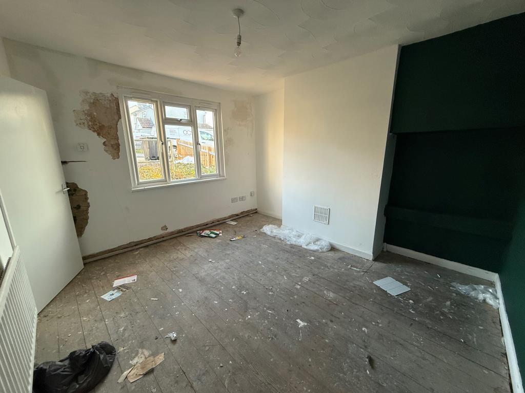 Lot: 161 - HOUSE IN NEED OF IMPROVEMENT - Living room